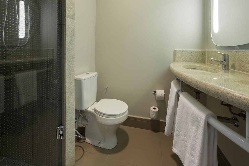Apartamento estándar con 1 cama doble y 1 cama individual del hotel Ibis São Bernardo Do Campo. Foto 11