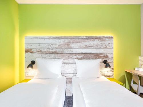 Habitación Familiar con 1 cama doble y 1 cama individual del hotel Ibis Styles Stuttgart Vaihingen. Foto 2