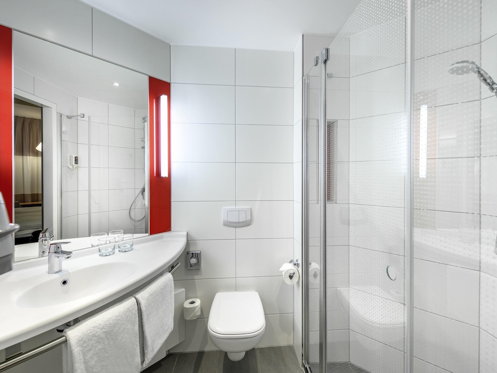 Habitación estándar con 2 camas individuales del hotel Ibis Landshut City. Foto 3