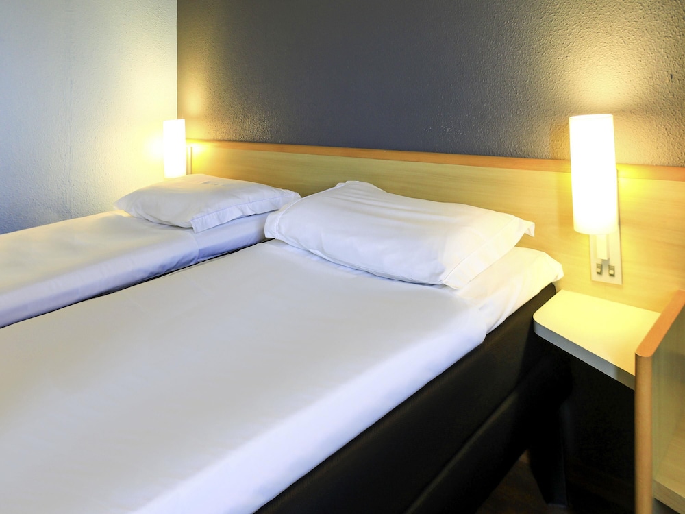 Habitación estándar con 2 camas individuales del hotel ibis Sao Jose dos Campos Colinas. Foto 3