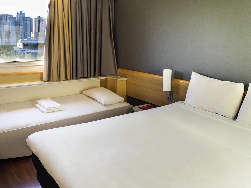 Habitación estándar con 1 cama matrimonial y cama supletoria para niños hasta 12 años del hotel ibis Sao Jose dos Campos Colinas