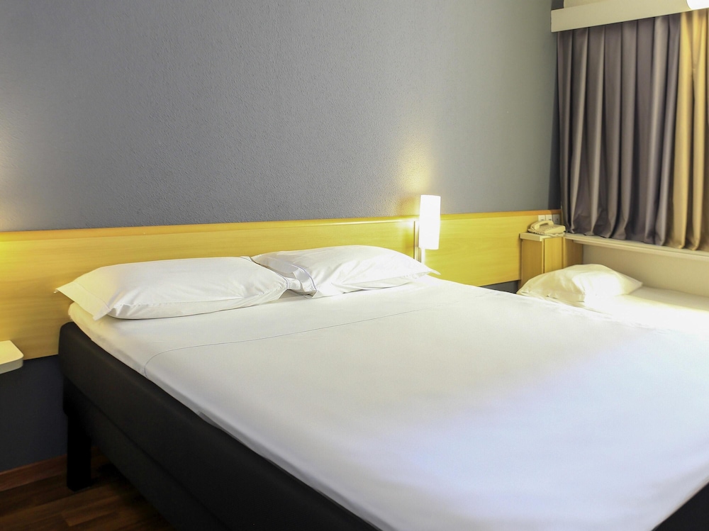 Habitación estándar con 1 cama matrimonial y cama supletoria para niños hasta 12 años del hotel ibis Sao Jose dos Campos Colinas. Foto 3