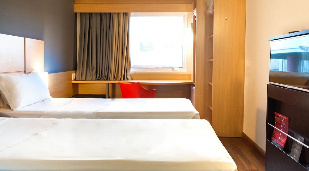 Habitación estándar con 2 camas individuales del hotel ibis Sao Jose dos Campos Colinas. Foto 4