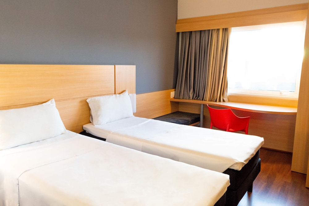 Habitación estándar con 2 camas individuales del hotel ibis Sao Jose dos Campos Colinas. Foto 5