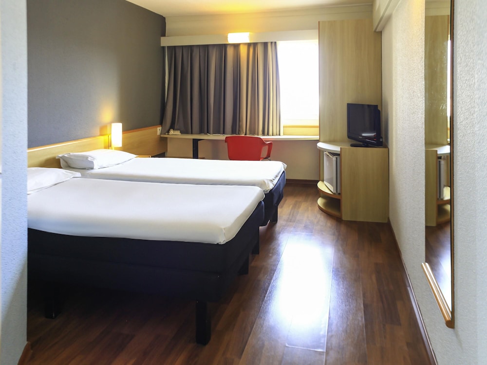 Habitación estándar con 2 camas individuales del hotel ibis Sao Jose dos Campos Colinas. Foto 6