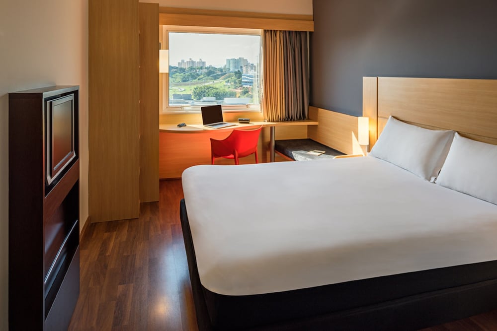 Habitación estándar con 1 cama matrimonial y cama supletoria para niños hasta 12 años del hotel ibis Sao Jose dos Campos Colinas. Foto 5