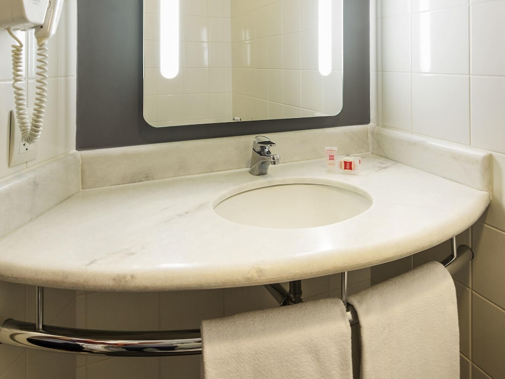 Habitación estándar con 1 cama matrimonial y cama supletoria para niños hasta 12 años del hotel ibis Sao Jose dos Campos Colinas. Foto 6