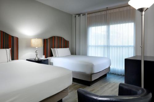 Suite con 1 dormitorio y 2 camas grandes del hotel Meliá Orlando Celebration. Foto 1