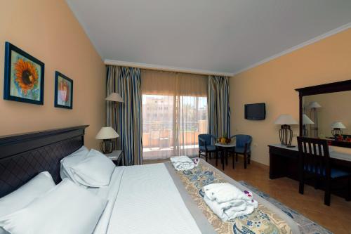 Habitación Doble Superior con vistas al jardín - 1 o 2 camas del hotel Amwaj Oyoun Resort and Casino. Foto 2