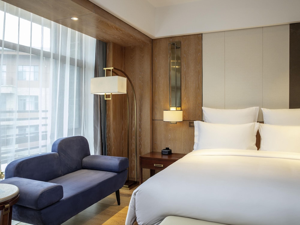 HABITACIÓN DELUXE EJECUTIVA, Acceso al Salón, 1 Cama King Size, Balcón Privado del hotel Pullman Changbaishan Resort