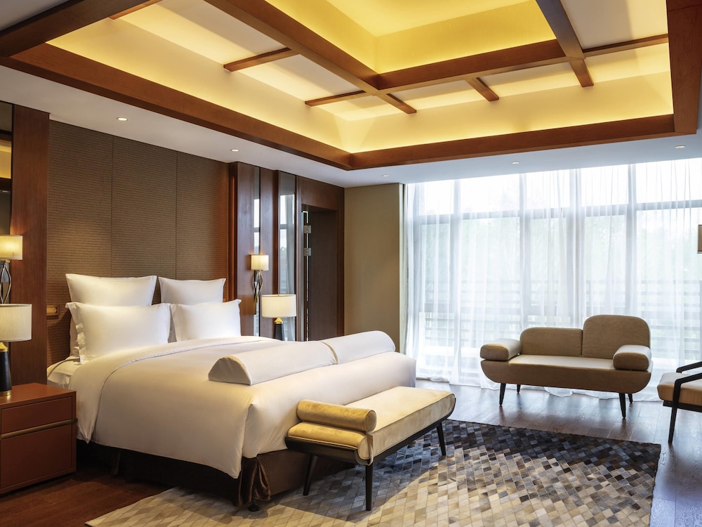 SUITE PRESIDENCIAL, Acceso al Salón, 1 Cama King Size, 2 camas individuales, Balcón Privado del hotel Pullman Changbaishan Resort