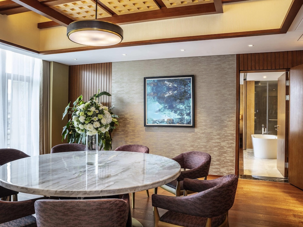 SUITE PRESIDENCIAL, Acceso al Salón, 1 Cama King Size, 2 camas individuales, Balcón Privado del hotel Pullman Changbaishan Resort. Foto 2