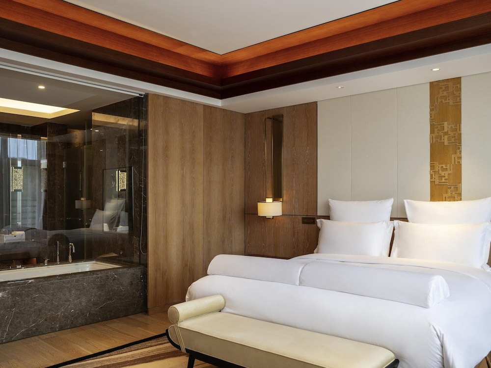 SUITE DELUXE, Acceso al Salón, 1 Cama King Size, Balcón Privado del hotel Pullman Changbaishan Resort