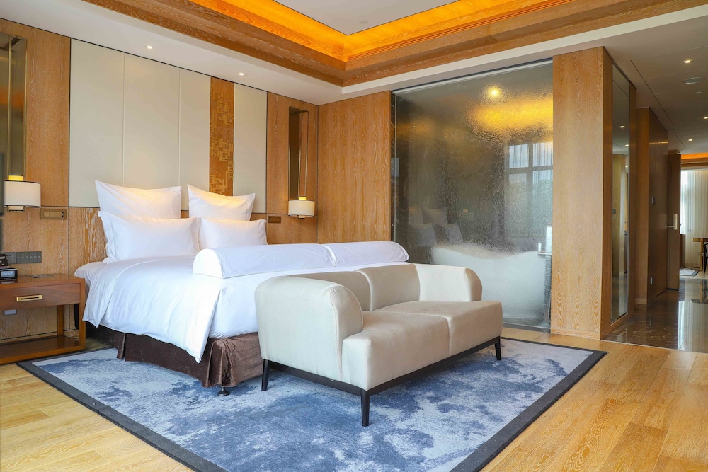 SUITE DELUXE, Acceso al Salón, 1 Cama King Size, Balcón Privado del hotel Pullman Changbaishan Resort. Foto 1