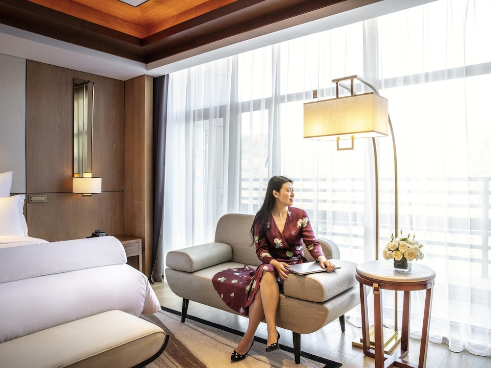 SUITE DELUXE, Acceso al Salón, 1 Cama King Size, Balcón Privado del hotel Pullman Changbaishan Resort. Foto 3
