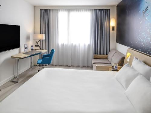 Habitación Executive con cama doble y sofá del hotel Novotel Barcelona Cornella. Foto 1