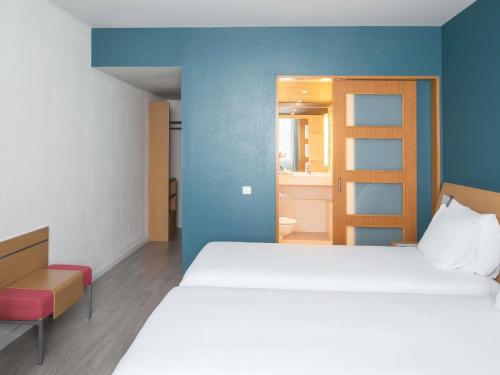 Habitación Doble Estándar - 2 camas del hotel Novotel Barcelona Cornella. Foto 10
