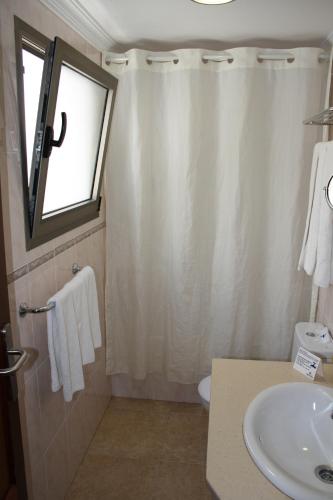 Habitación Doble con cama supletoria del hotel Pujol. Foto 1