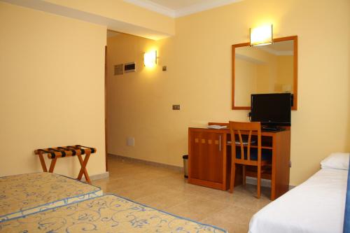 Habitación Doble con cama supletoria del hotel Pujol. Foto 2