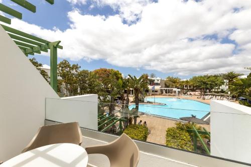 Suite Junior con vistas a la piscina del hotel THB Royal. Foto 9
