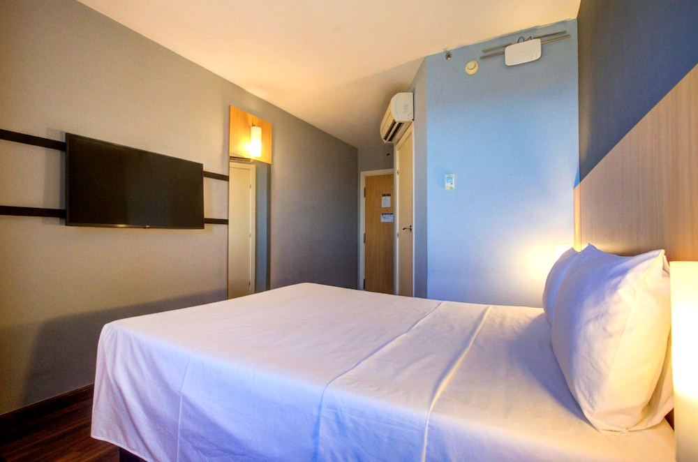 Habitación con 1 cama doble + 1 cama supletoria para niños del hotel Ibis Vitoria Praia De Camburi. Foto 10