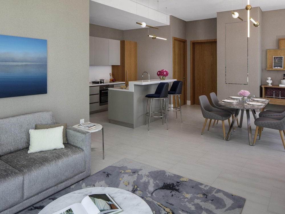 ELITE LIVING HABITACIÓN CON UNA DORMITORIO Y BALCÓN del hotel SLS Dubai and Residences