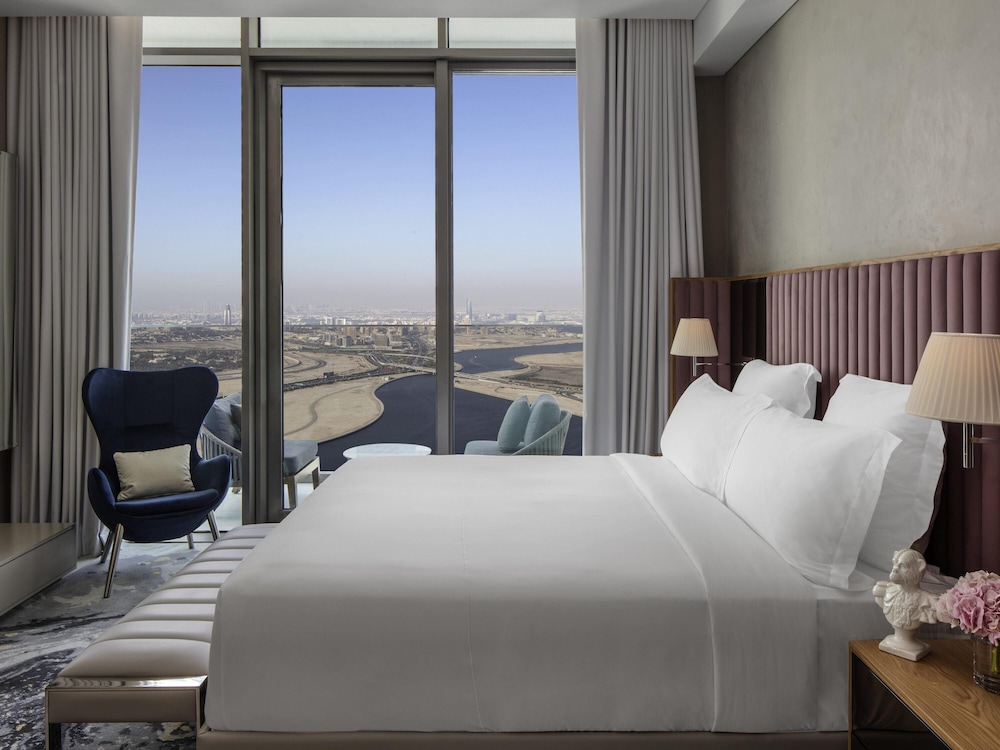 ELITE LIVING HABITACIÓN CON UNA DORMITORIO Y BALCÓN del hotel SLS Dubai and Residences. Foto 3
