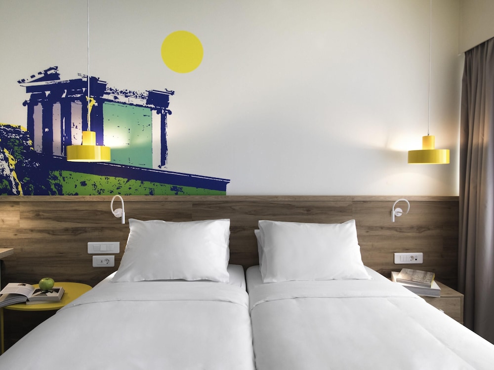 Habitación estándar con 1 cama doble o 2 camas individuales del hotel Ibis Styles Athens Routes. Foto 3