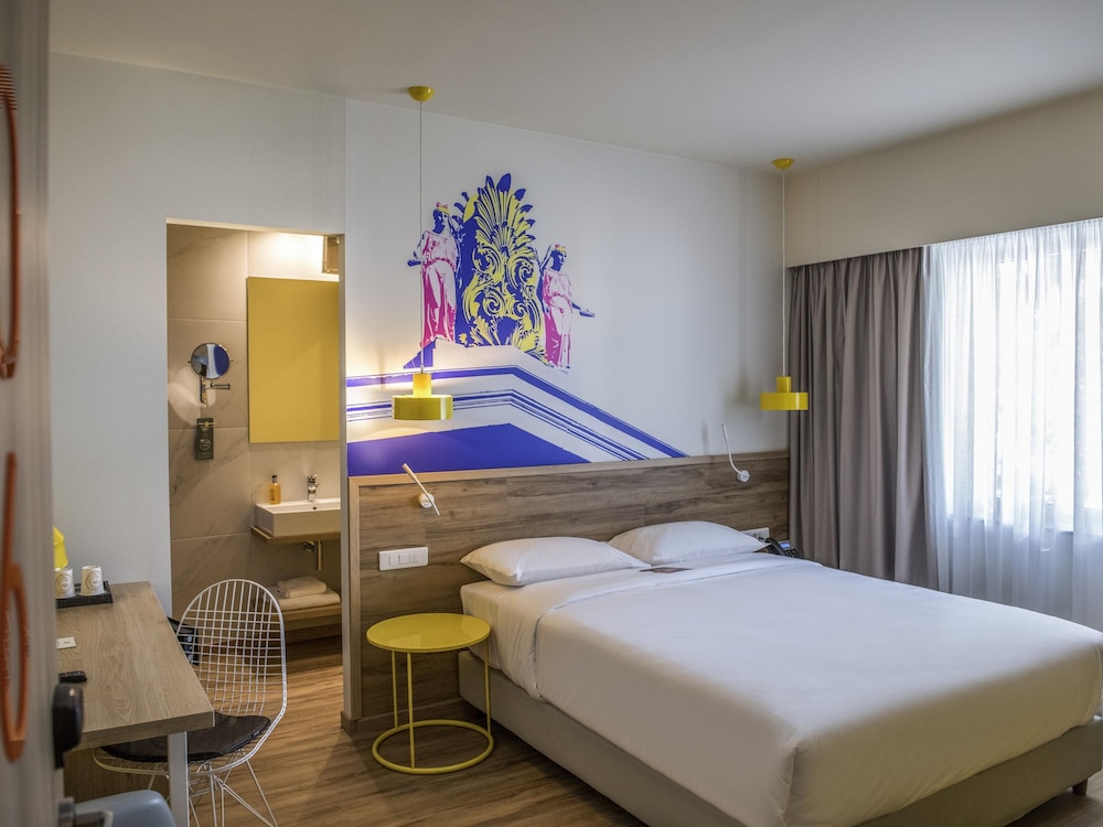 Habitación estándar con 1 cama doble o 2 camas individuales del hotel Ibis Styles Athens Routes. Foto 4