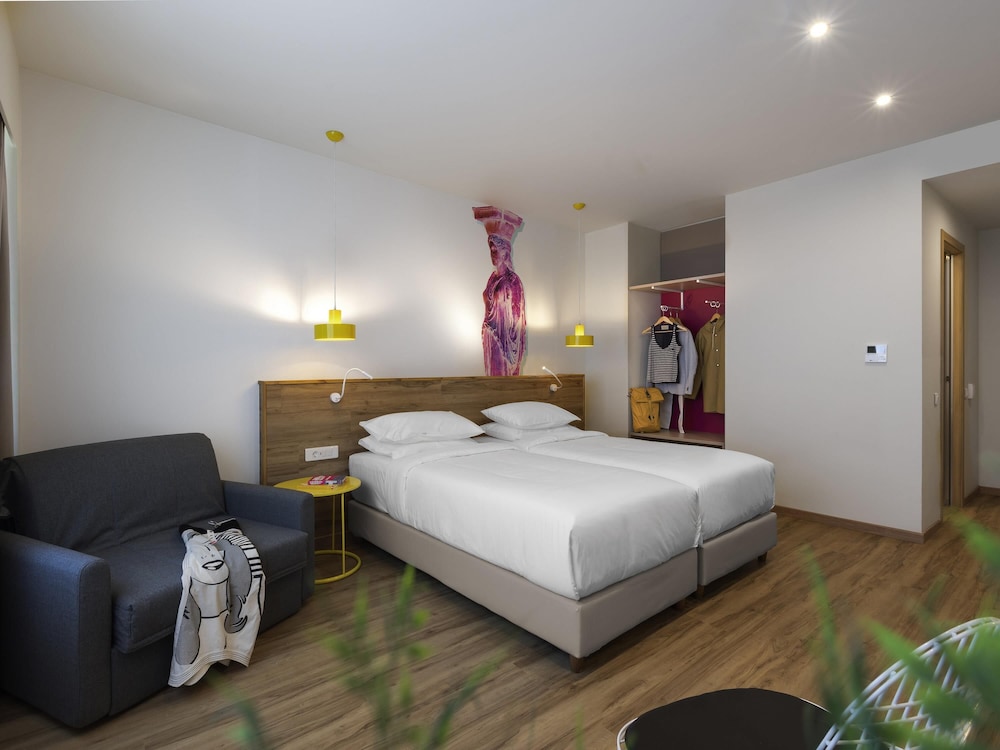 Habitación Premium con 1 cama doble o 2 camas individuales y 1 sofá - cama del hotel Ibis Styles Athens Routes