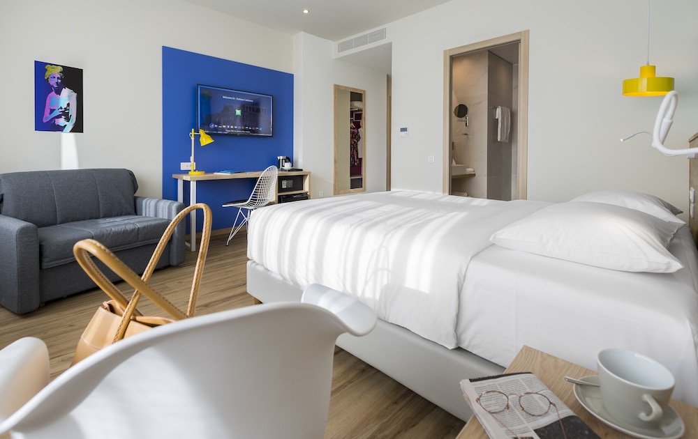 Habitación Premium con 1 cama doble o 2 camas individuales y 1 sofá - cama del hotel Ibis Styles Athens Routes. Foto 1