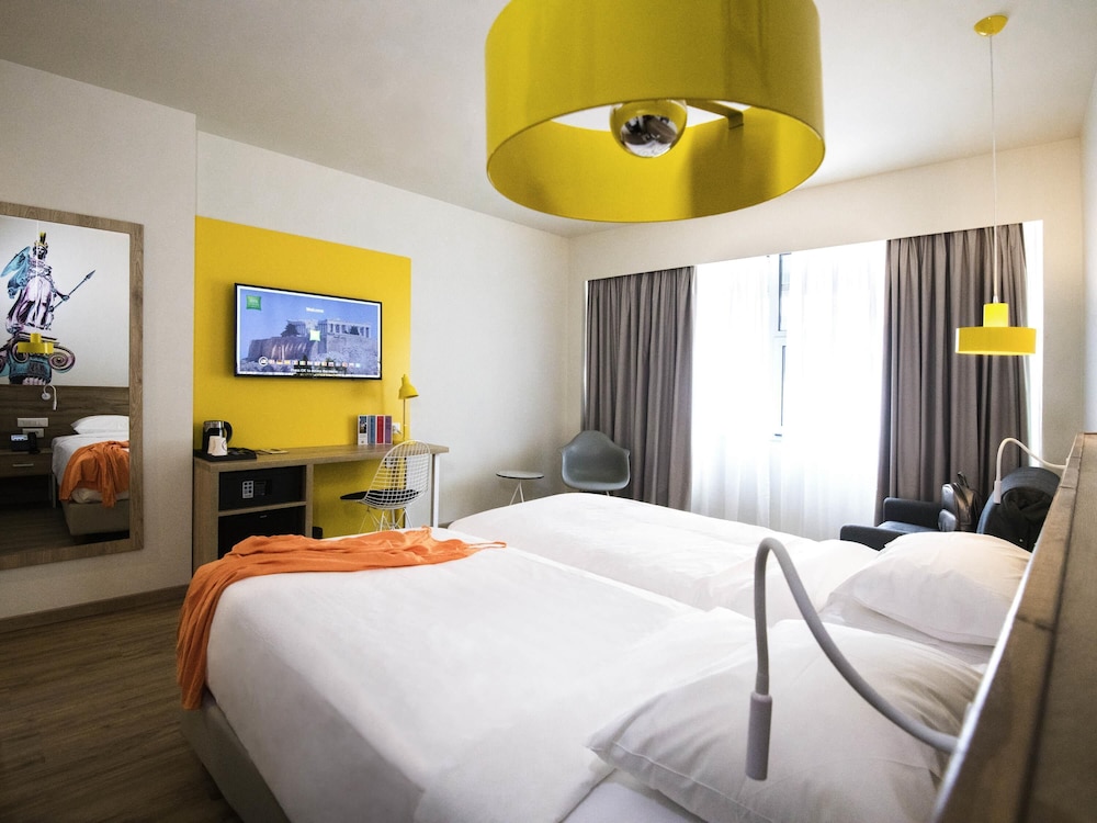 Habitación Premium con 1 cama doble o 2 camas individuales y 1 sofá - cama del hotel Ibis Styles Athens Routes. Foto 5