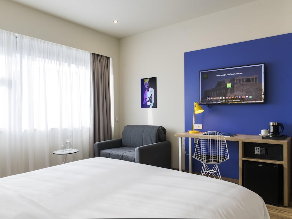 Habitación Premium con 1 cama doble o 2 camas individuales y 1 sofá - cama del hotel Ibis Styles Athens Routes. Foto 6