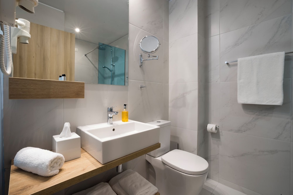 Habitación Premium con 1 cama doble o 2 camas individuales y 1 sofá - cama del hotel Ibis Styles Athens Routes. Foto 8