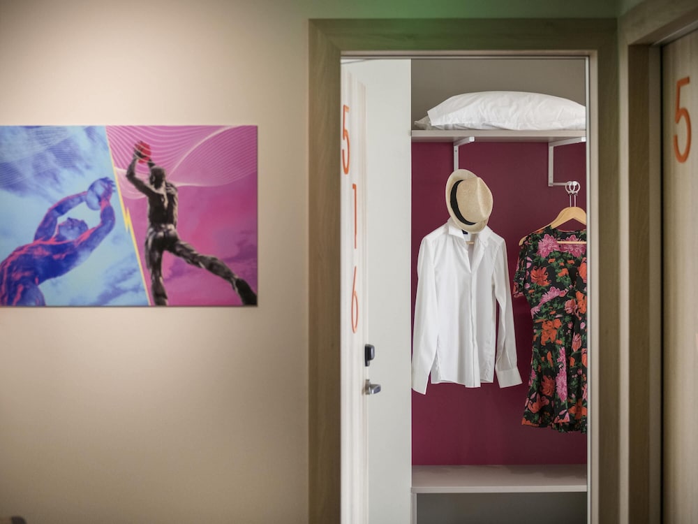Habitación Premium para amigos y familia del hotel Ibis Styles Athens Routes. Foto 1