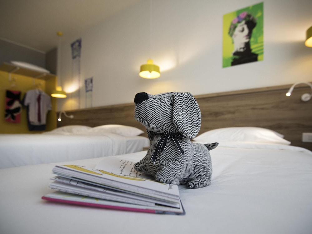 Habitación Premium para amigos y familia del hotel Ibis Styles Athens Routes. Foto 3