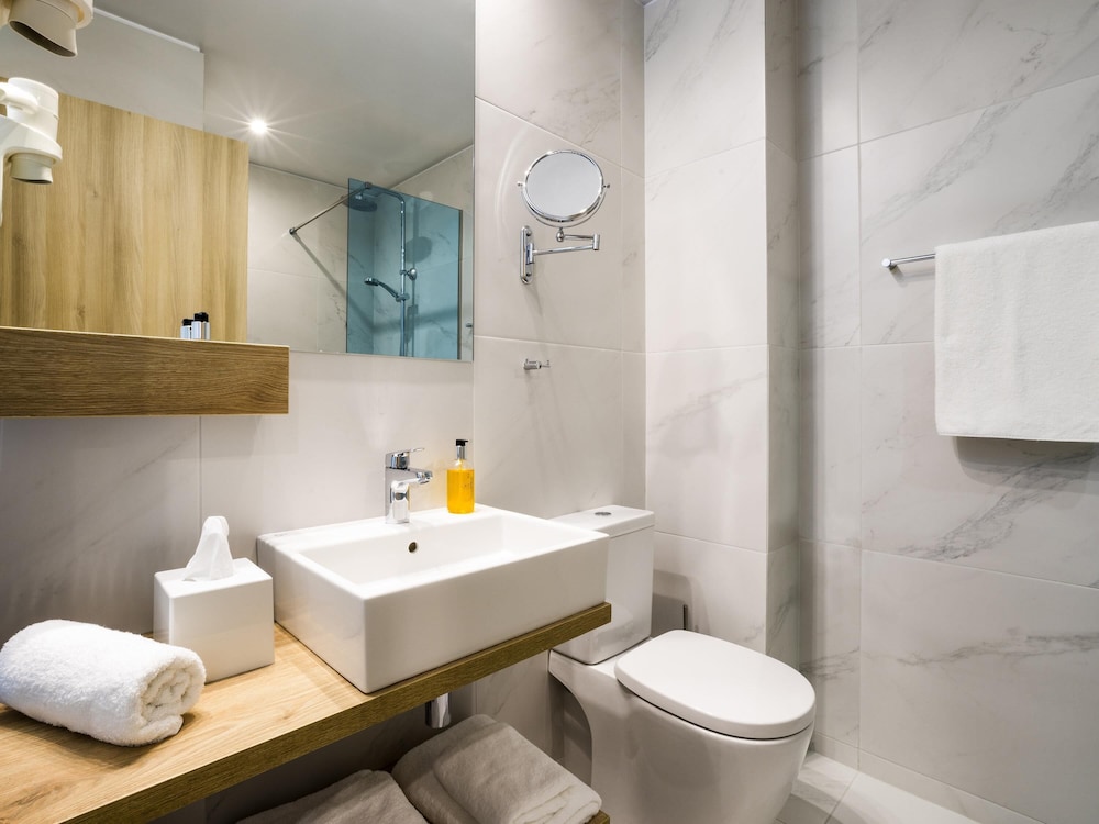 Suite Premium del hotel Ibis Styles Athens Routes. Foto 1