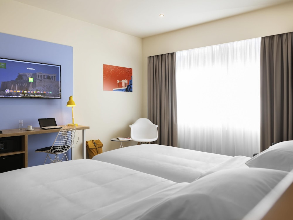 Habitación estándar con 1 cama doble o 2 camas individuales del hotel Ibis Styles Athens Routes. Foto 5