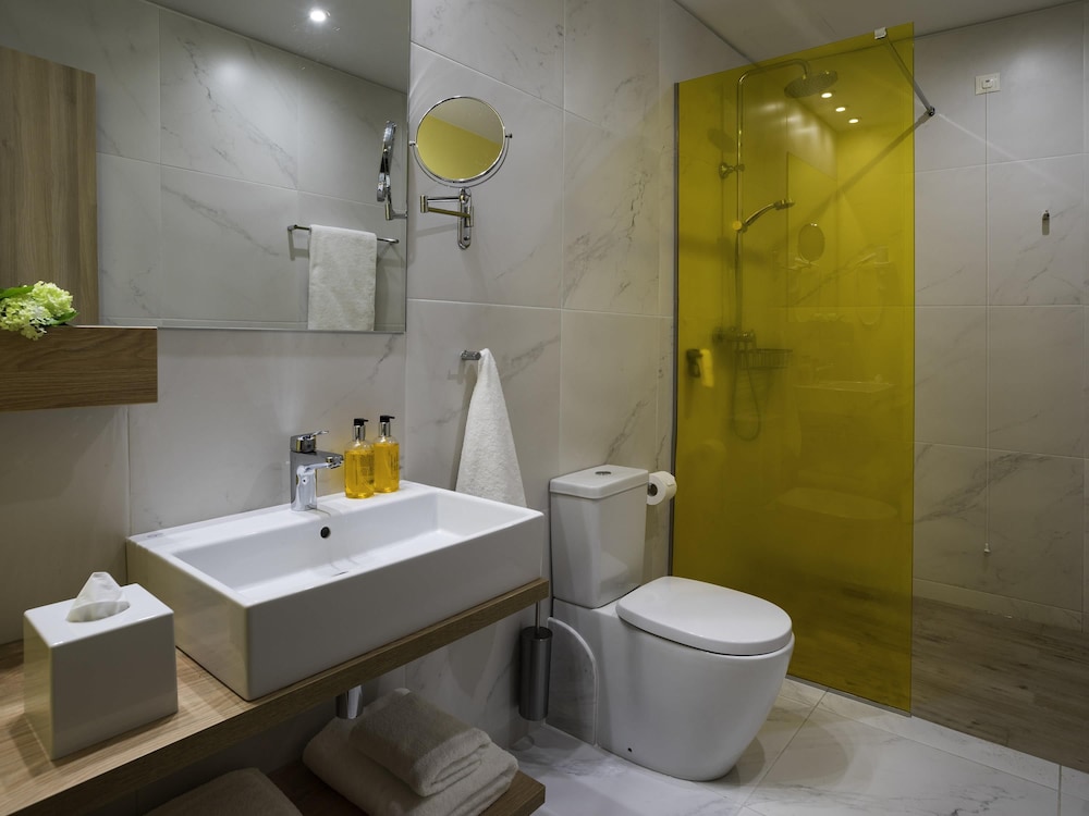 Habitación estándar con 1 cama doble o 2 camas individuales del hotel Ibis Styles Athens Routes. Foto 9