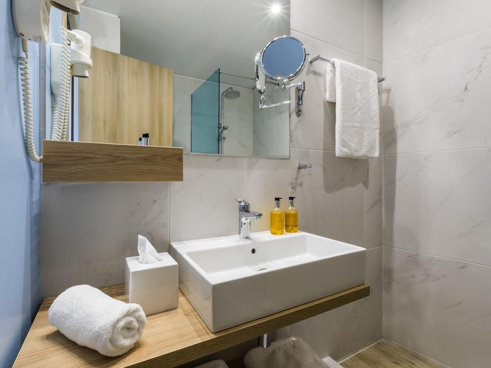 Habitación Estándar con 1 cama individual del hotel Ibis Styles Athens Routes. Foto 7