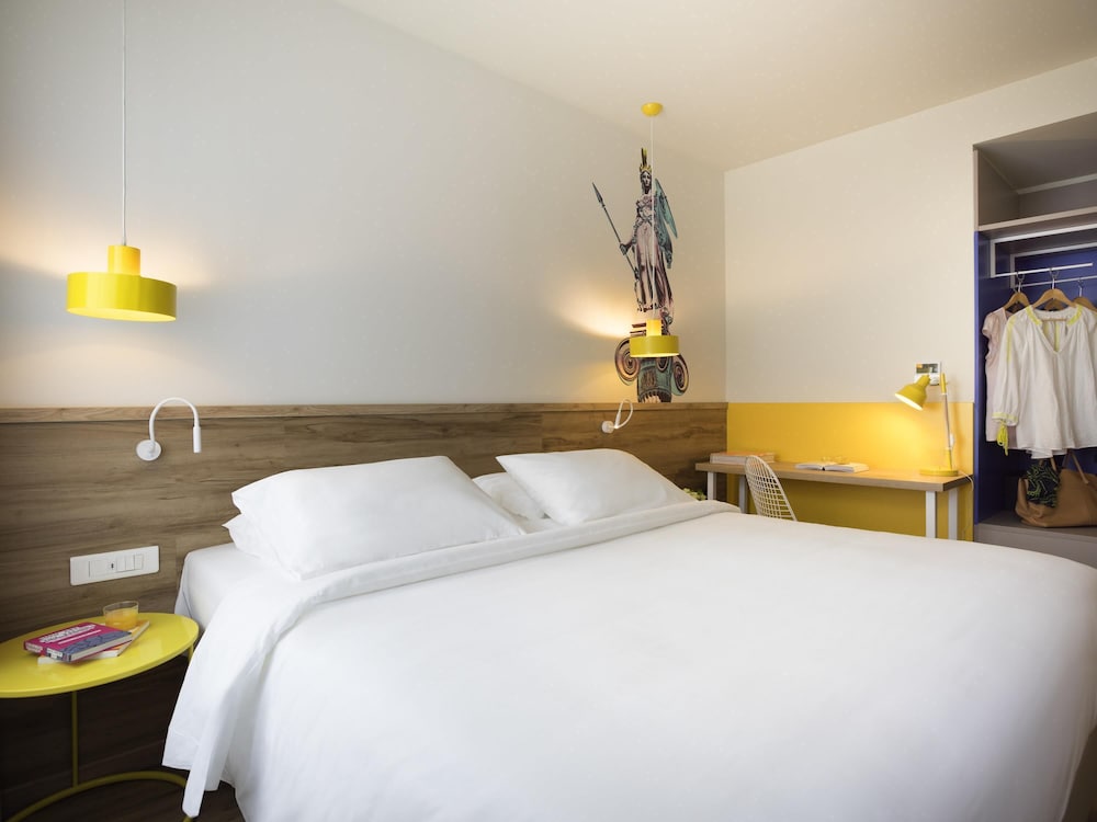 Habitación estándar con 1 cama doble o 2 camas individuales del hotel Ibis Styles Athens Routes. Foto 7