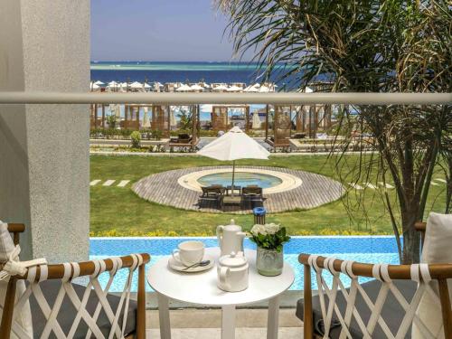 Suite Deluxe Laguna con cama extragrande y vistas al mar del hotel Rixos Premium Magawish Suites and Villas. Foto 2