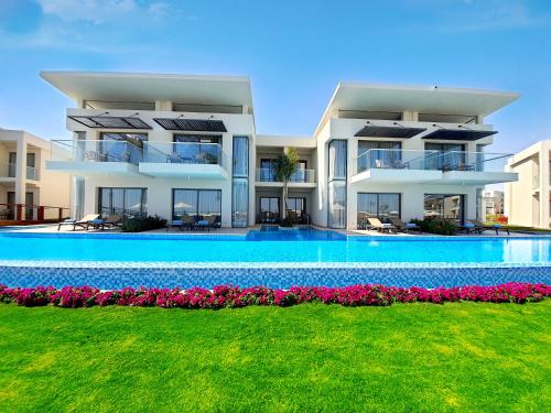 Suite Laguna Swim - up del hotel Rixos Premium Magawish Suites and Villas. Foto 1