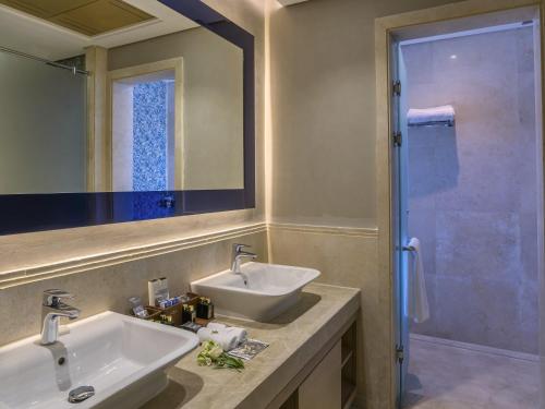 Suite Laguna Swim - up del hotel Rixos Premium Magawish Suites and Villas. Foto 4