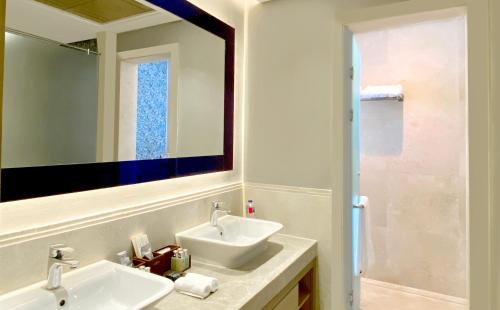 Suite Laguna Swim - up del hotel Rixos Premium Magawish Suites and Villas. Foto 8