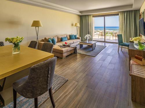 Suite con vistas al mar - Cama extragrande del hotel Rixos Premium Magawish Suites and Villas. Foto 2
