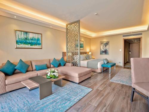 Suite con vistas al mar - Cama extragrande del hotel Rixos Premium Magawish Suites and Villas. Foto 3