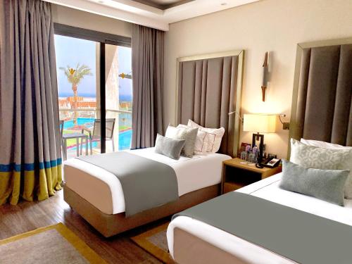 Suite Doble Deluxe Laguna con vistas al mar - 2 camas del hotel Rixos Premium Magawish Suites and Villas. Foto 9