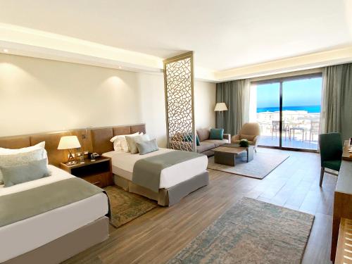 Suite Doble con vistas al mar - 2 camas del hotel Rixos Premium Magawish Suites and Villas. Foto 4