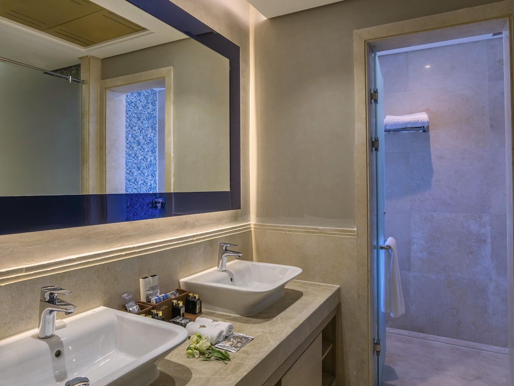 Lagoon Deluxe Suite Twin beds Sea View del hotel Rixos Premium Magawish Suites and Villas. Foto 5